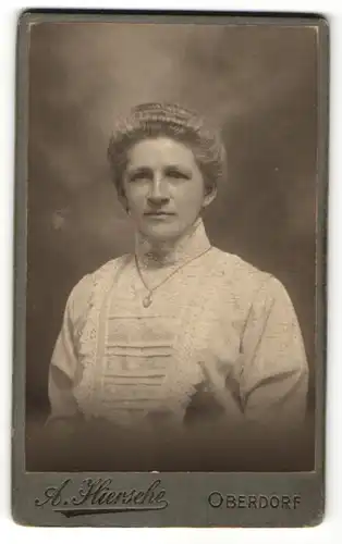 Fotografie A. Hiersche, Oberdorf, Portrait Dame mit zusammengebundenem Haar