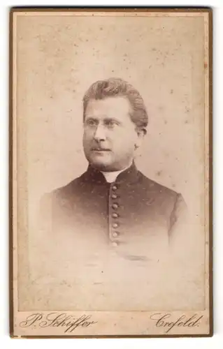 Fotografie P. Schiffer, Crefeld, Portrait kathol. Geistlicher