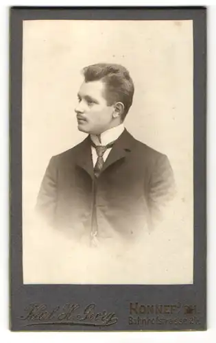 Fotografie Karl H. Georg, Honnef a/Rh, Portrait junger Mann mit zurückgekämmtem Haar