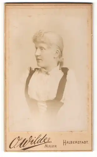 Fotografie O. Wilde, Halberstadt, Portrait weissblonde Maid