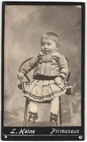 Fotografie L. Heine, Pirmasens, Portrait Kleinkind in Kleidchen