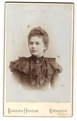 Fotografie Rudolph Hörder, Rathenow, Portrait junge Dame in festlichem Kleid