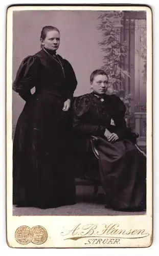 Fotografie A. B. Hansen, Struer, Portrait zwei junge Frauen