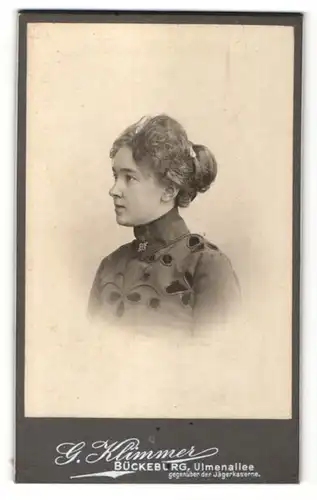 Fotografie G. Klimmer, Bückeburg, Profilportrait junge Frau mit zusammengebundenem Haar