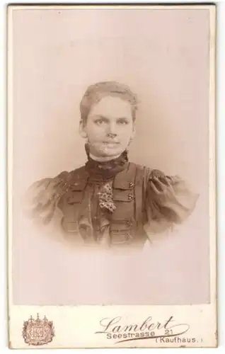 Fotografie Lambert, Dresden, Portrait Fräulein mit zusammengebundenem Haar