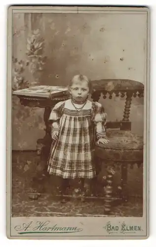 Fotografie A. Hartmann, Bads Elmen, Portrait kleines Mädchen in kariertem Kleid