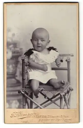 Fotografie G. Klimmer, Bückeburg, Portrait Säugling in Leibchen