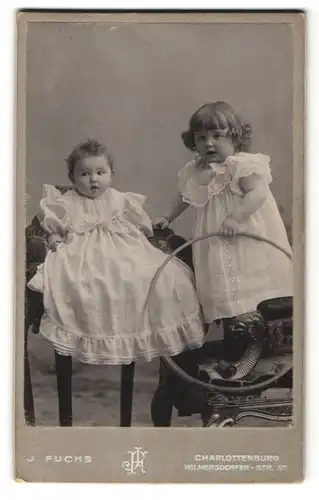 Fotografie J. Fuchs, Berlin-Charlottenburg, Portrait zwei kleine Geschwister in festlicher Kleidung