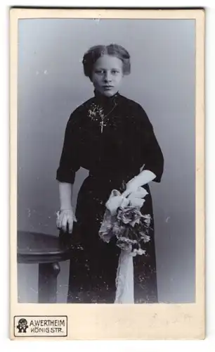 Fotografie A. Wertheim, Berlin, Portrait Mädchen in feierlicher Garderobe mit Blumen