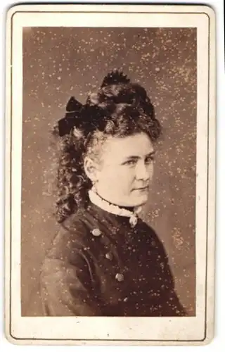 Fotografie L. Feuerrohr, Rinteln & Bad Nenndorf, Portrait junge Dame mit aufwendiger Frisur