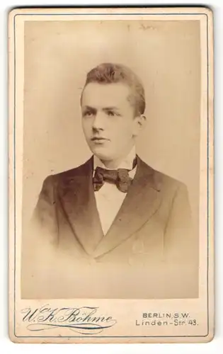 Fotografie W. K. Böhme, Berlin-SW, Portrait junger Mann in Abendgarderobe