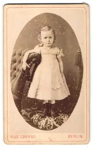 Fotografie Rud. Conrad, Berlin, Portrait kleines Mädchen in Kleid