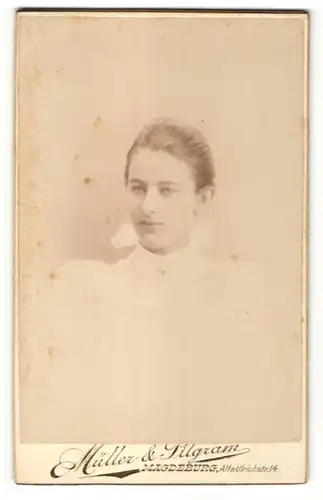 Fotografie Müller & Pilgram, Magdeburg, Portrait Fräulein mit zurückgebundenem Haar