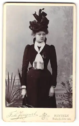Fotografie Fritz Jungcurt, Rinteln, Portrait junge Dame in Ausgehkleidung mit Hut und Schirm