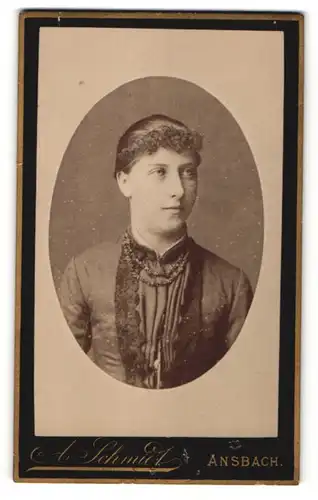 Fotografie A. Schmidt, Ansbach, Portrait Dame mit zusammengebundenem Haar