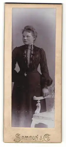 Fotografie Samson & Co., unbekannter Fotograf, Portrait junge Frau in festlichem Kleid