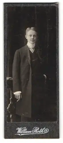 Fotografie William Roth, unbekannter Fotograf, Portrait eleganter junger Herr in Anzug mit Mantel