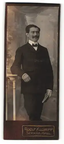 Fotografie Adolf Klumpp, Schwäb. Hall, Portrait Herr in Anzug mit zeitgenöss. Frisur