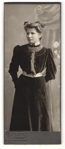 Fotografie H. Pache, Zehlendorf, Portrait Fräulein in Kleid mit Haarschleife