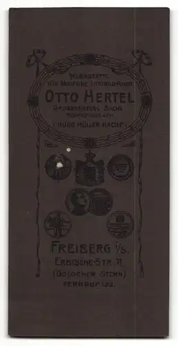 Fotografie Otto Hertel, Freiberg i/S, Portrait Dame in Kleid nebst Blumenvase