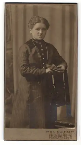 Fotografie Max Seifert, Freiberg i/S, Portrait junge Frau in gestreiftem Kleid mit Buch