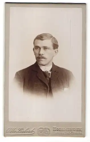 Fotografie Otto Liebert, Holzminden, Portrait junger Mann mit Seitenscheitel und Oberlippenbart