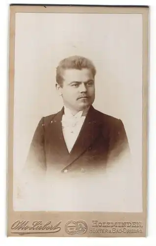 Fotografie Otto Liebert, Holzminden, Portrait junger Herr mit Bürstenhaarschnitt
