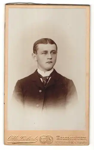 Fotografie Otto Liebert, Holzminden, Portrait halbwüchsiger Knabe in Anzug mit Mittelscheitel