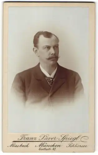 Fotografie Franz Xaver Spiegl, München, Portrait Mann mit zeitgenöss. Frisur und Oberlippenbart