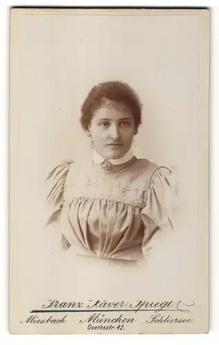Fotografie Franz Xaver Spiegl, München, Portrait Frau mit zusammengebundenem Haar