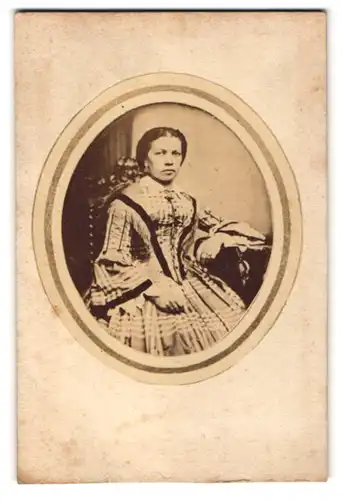 Fotografie Jos. Bscherer, München, Portrait edle Dame in Kleid