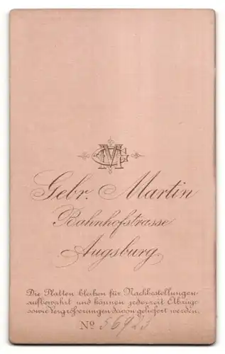 Fotografie Gebr. Martin, Augsburg, Portrait Frau mit zeitgenöss. Frisur