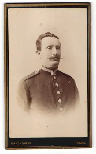 Fotografie Franz Heinrich, Torgau, Portrait Sergeant mit Oberlippenbart