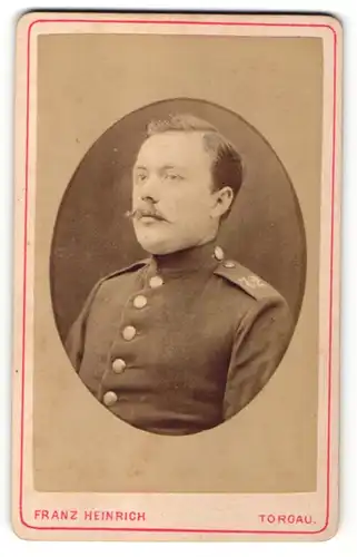 Fotografie Franz Heinrich, Torgau, Portrait Soldat mit Schulterklappe 72