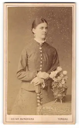 Fotografie Heinr. Burghard, Torgau, Portrait junge Frau mit Blumengesteck