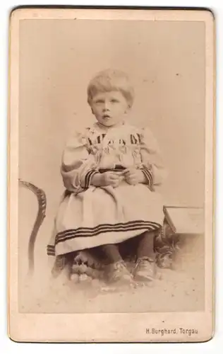 Fotografie H. Burghard, Torgau, Portrait kleines Mädchen in Kleid
