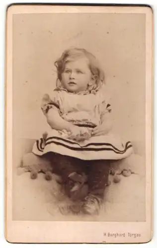 Fotografie H. Burghard, Torgau, Portrait kleines Mädchen mit blondem Haar