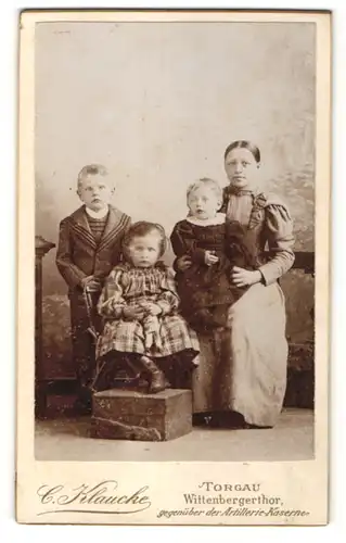 Fotografie C. Klaucke, Torgau, Portrait Mädchen und drei Kleinkinder