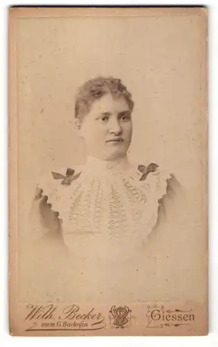 Fotografie Wilh. Becker, Giessen, Portrait junge Frau mit zusammengebundenem Haar