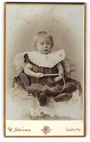 Fotografie W. Schroers, Lehrte, Portrait Kind in Kleidchen