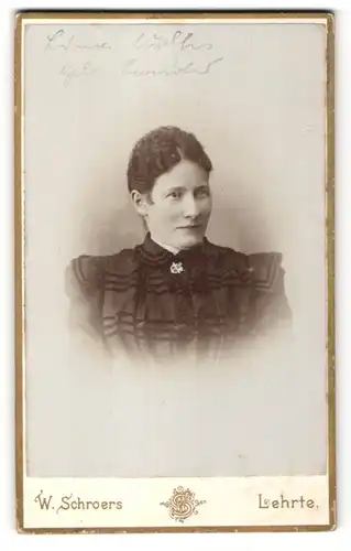 Fotografie W. Schroers, Lehrte, Portrait Dame mit zusammenbgebundenem Haar