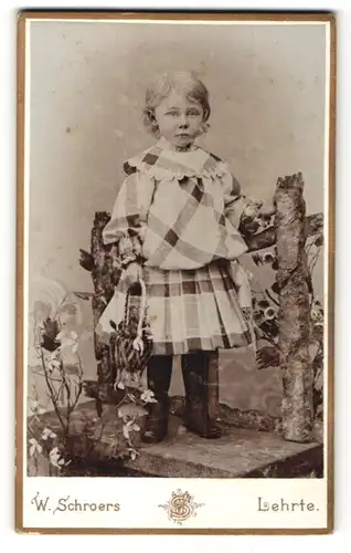 Fotografie W. Schroers, Lehrte, Portrait Kind in kariertem Kleid