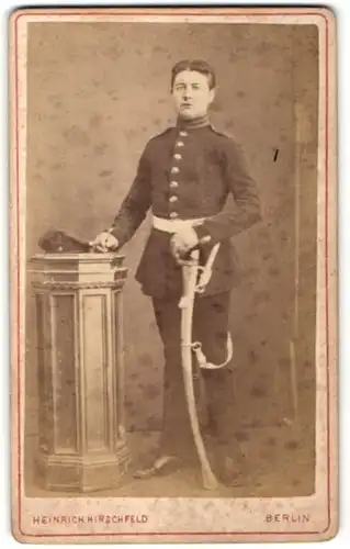 Fotografie Heinrich Hirschfeld, Berlin, Portrait Soldat in Uniform mit Säbel