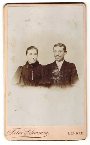 Fotografie Felix Schramm, Lehrte, Portrait junges Paar in zeitgenöss. Garderobe