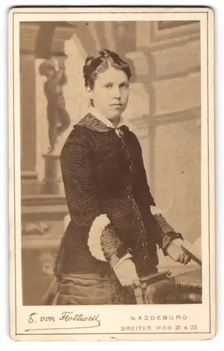 Fotografie E. von Flottwell, Magdeburg, Portrait junge Frau in festlicher Kleidung
