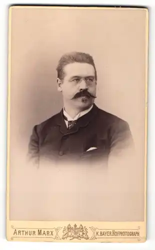 Fotografie Arthur Marx, München, Portrait bürgerlicher Herr mit Schnauzbart und Brille