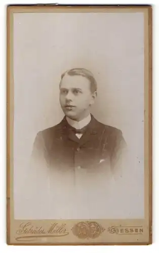 Fotografie Gebrüder Müller, Giessen, Portrait junger Mann in Anzug
