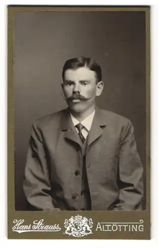 Fotografie Hans Strauss, Altötting, Portrait junger Mann mit gezwirbeltem Oberlippenbart