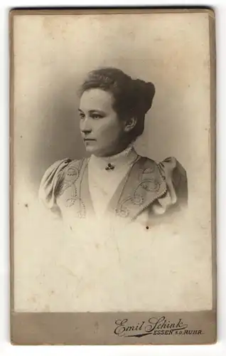Fotografie Emil Schink, Essen a/d Ruhr, Profilportrait junge Dame mit Haarknoten