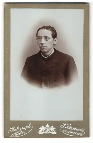 Fotografie J. Zimmermann, Eggenfelden, Portrait junger Mann mit Brille und zurückgekämmtem Haar